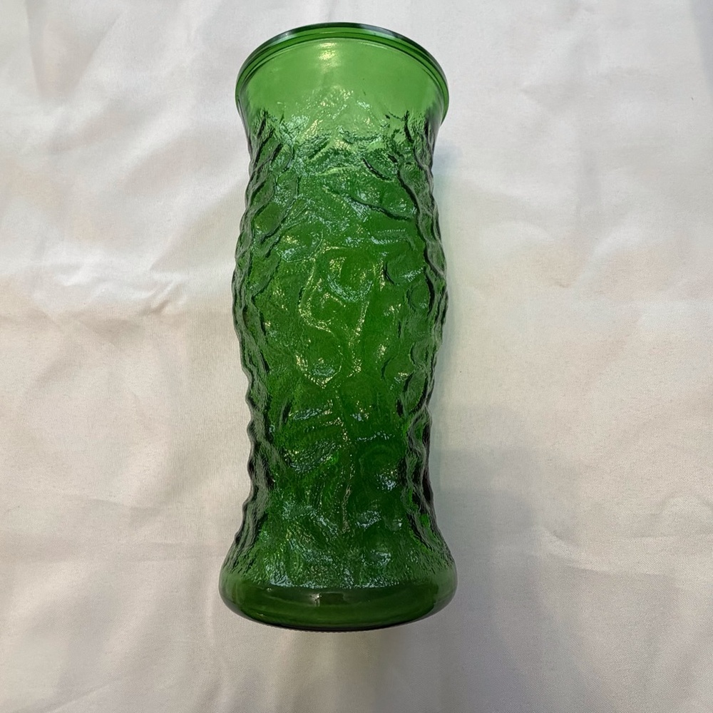 Vintage Hoosier Glass beautiful emerald green crinkle textured glass vase 9.5”‎